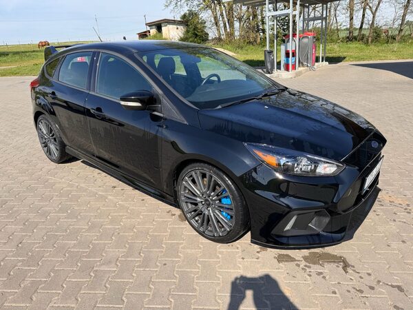 Černý Ford Focus RS